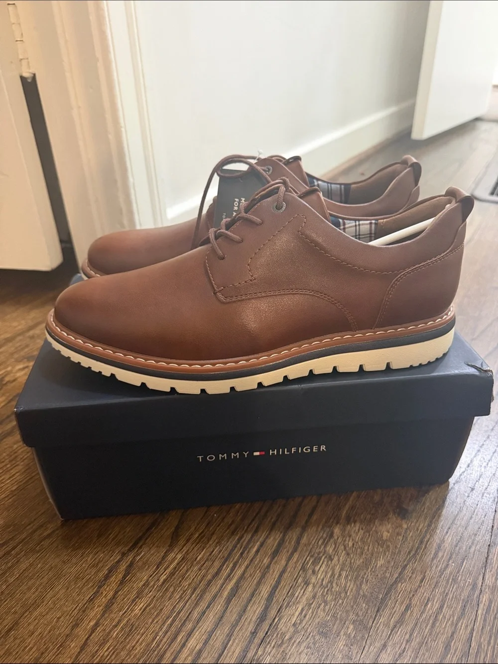 Brand NWT Tommy Hilfiger Virat Medium Brown Leather Lace-Up Oxfords